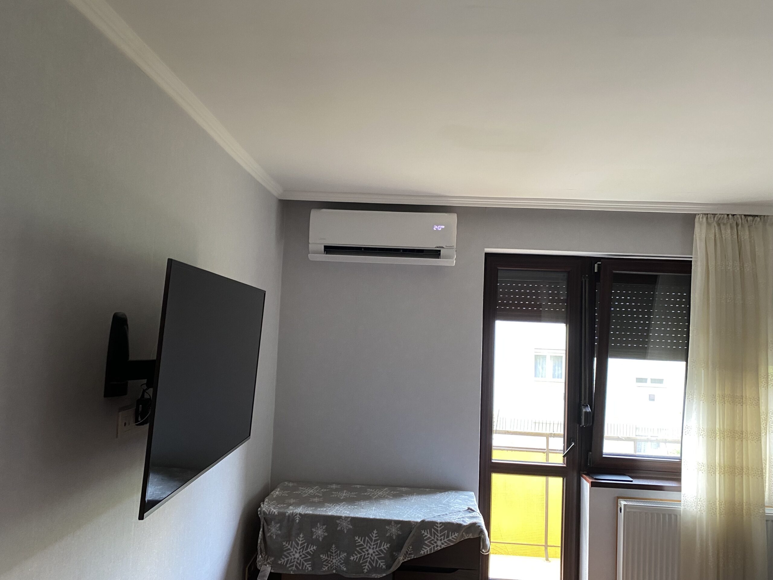 felszerelt klíma az ebédlőben az ablak mellett