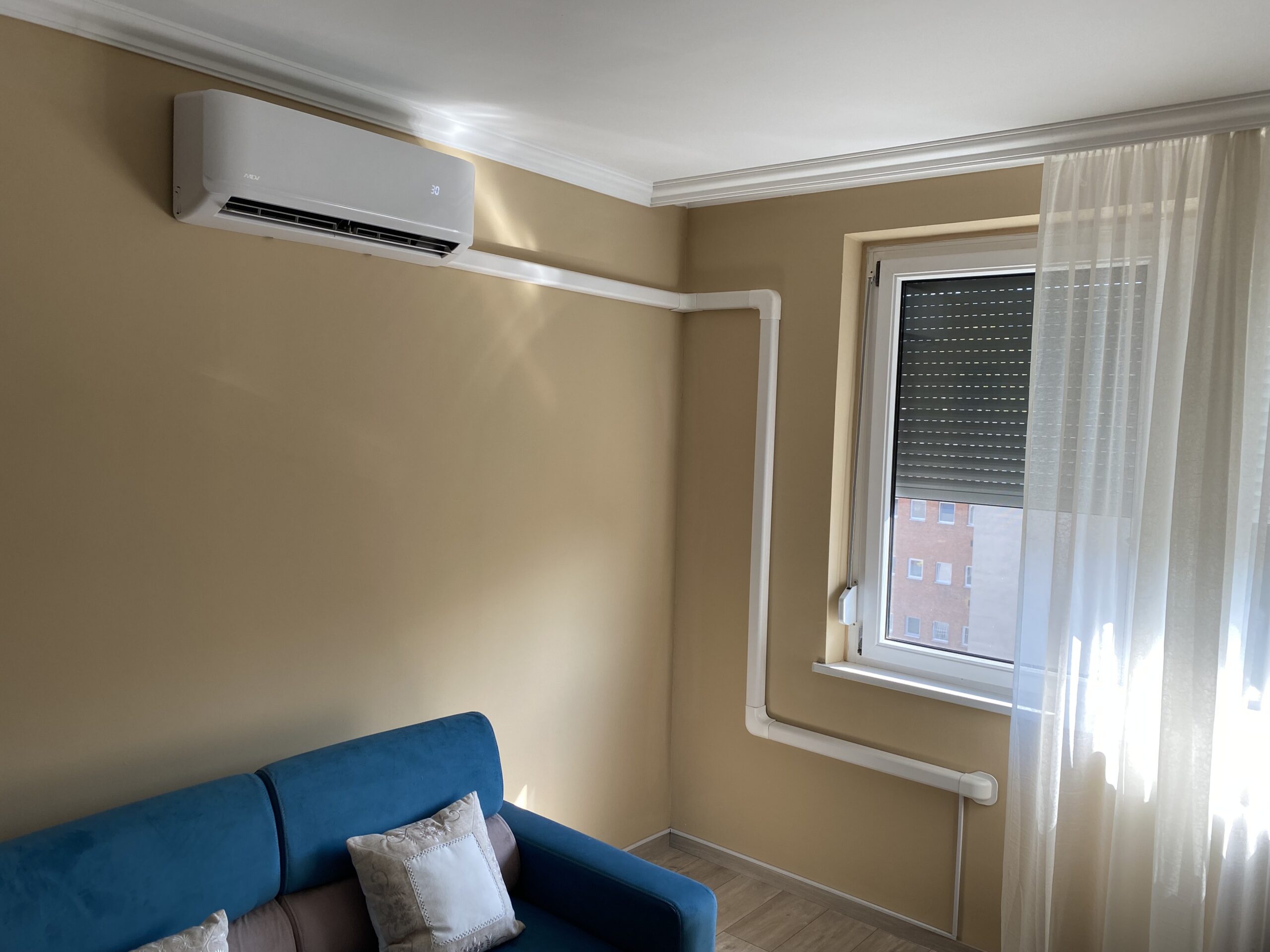 felszerelt klíma a hállószobában szépen tisztán a behúzott függöny mellett