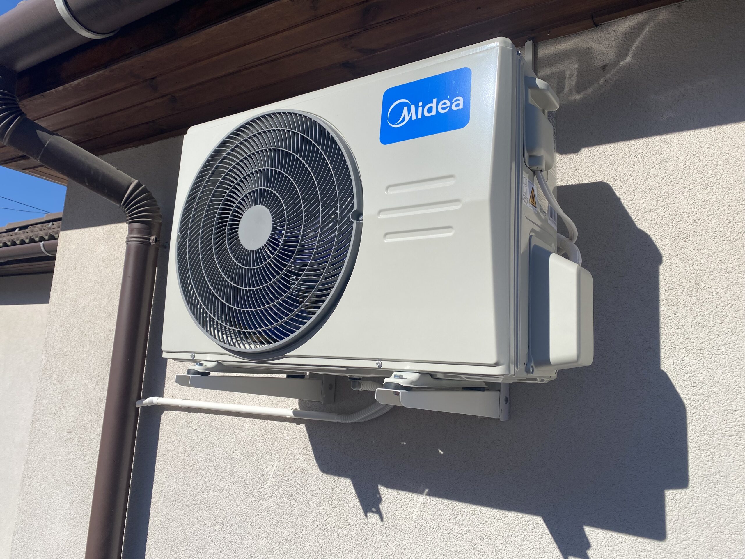 midea klíma a ház oldalára felszerelt szépen elvezetett új