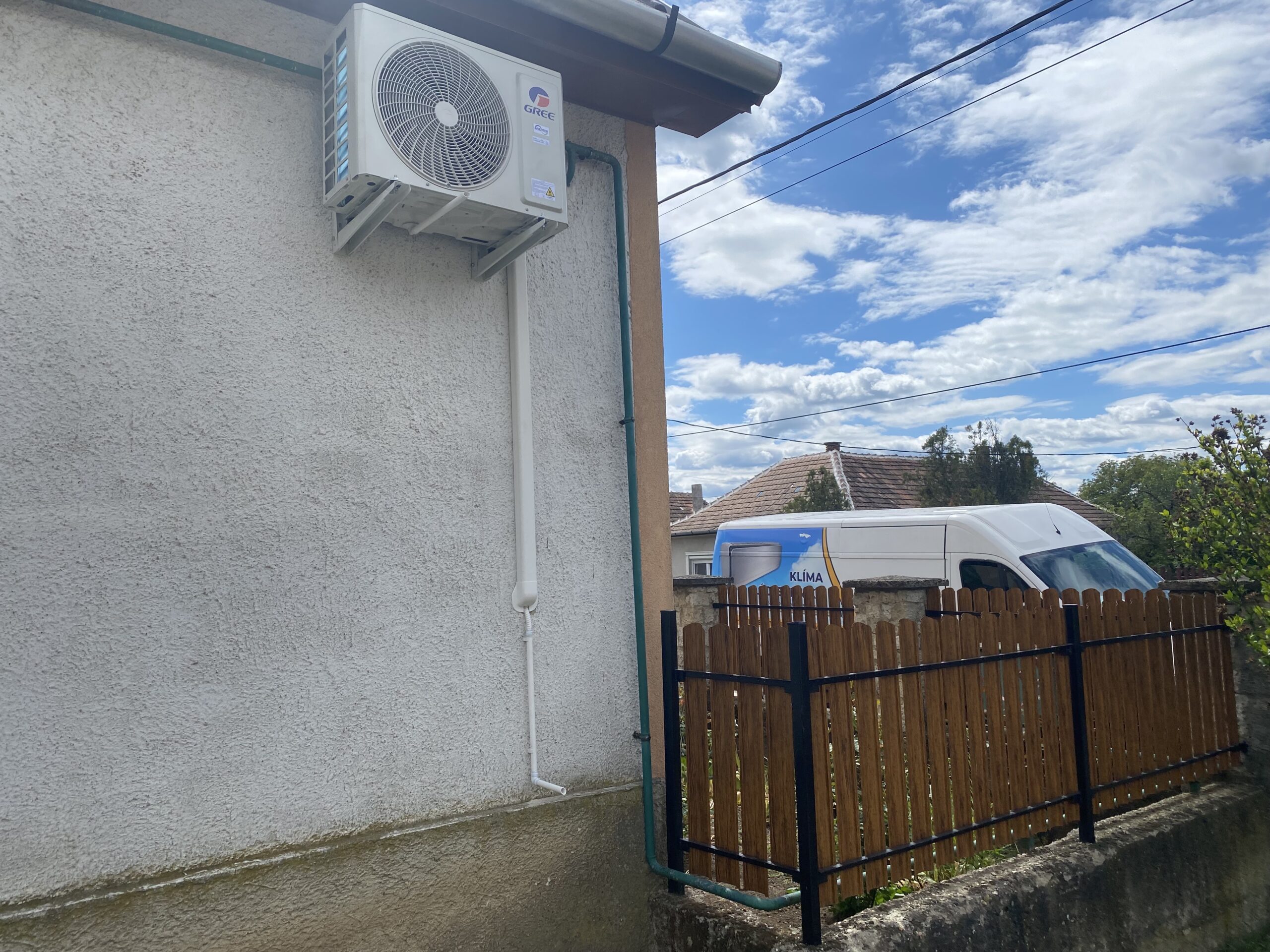 gree klima újonnan felszerelve egy ház falára oldalra