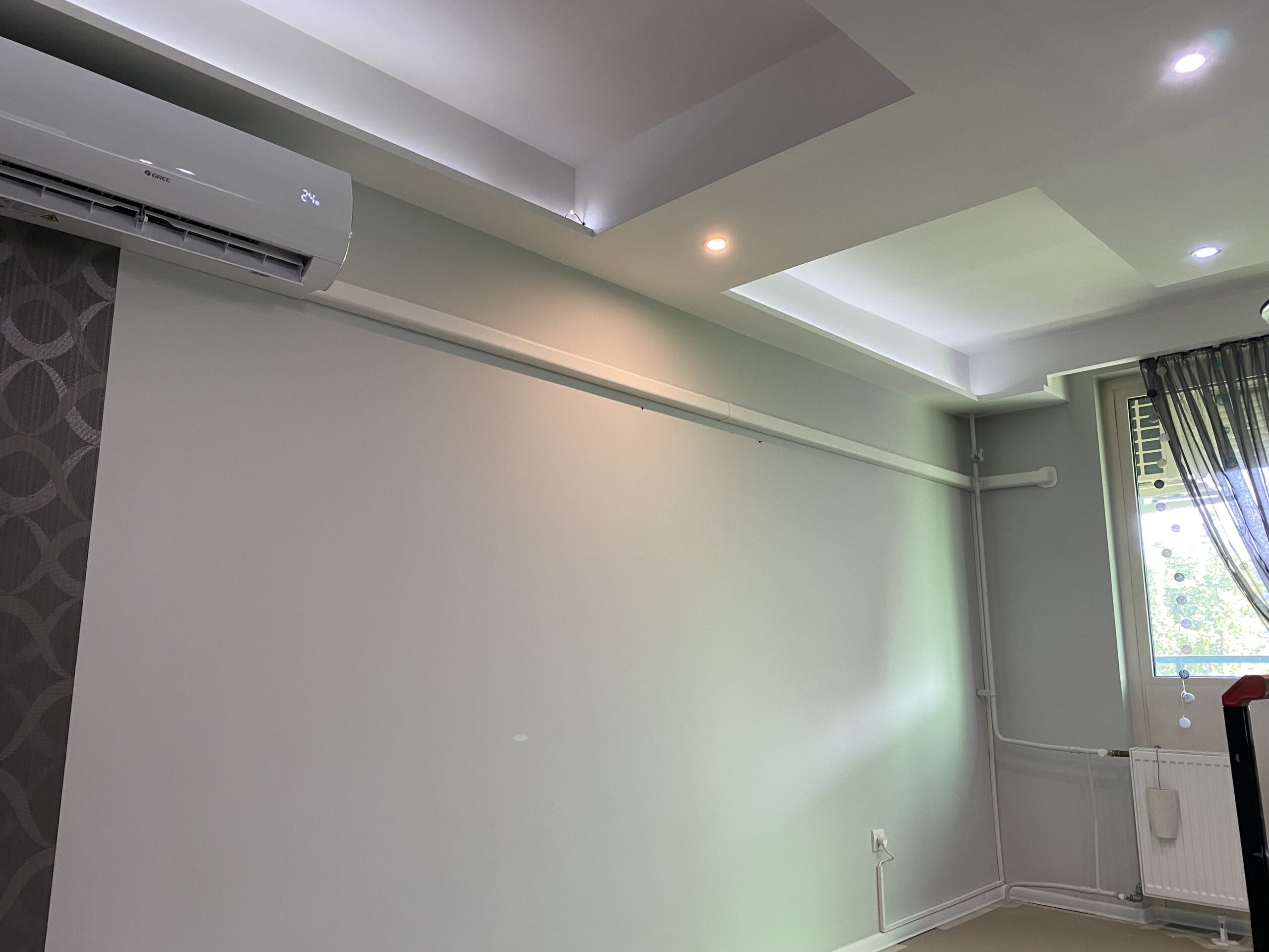 gree klima felszerelve egy új felújitott nappaliban