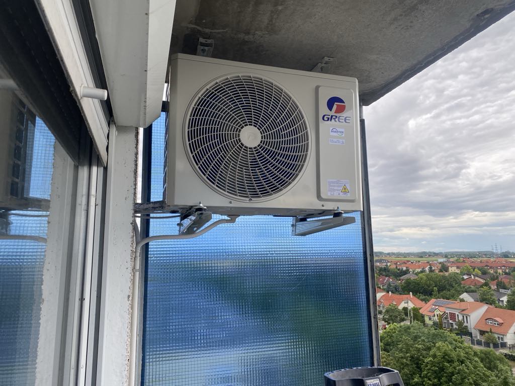 egy klima felszerelve panel lakásba kivül az erkélyre