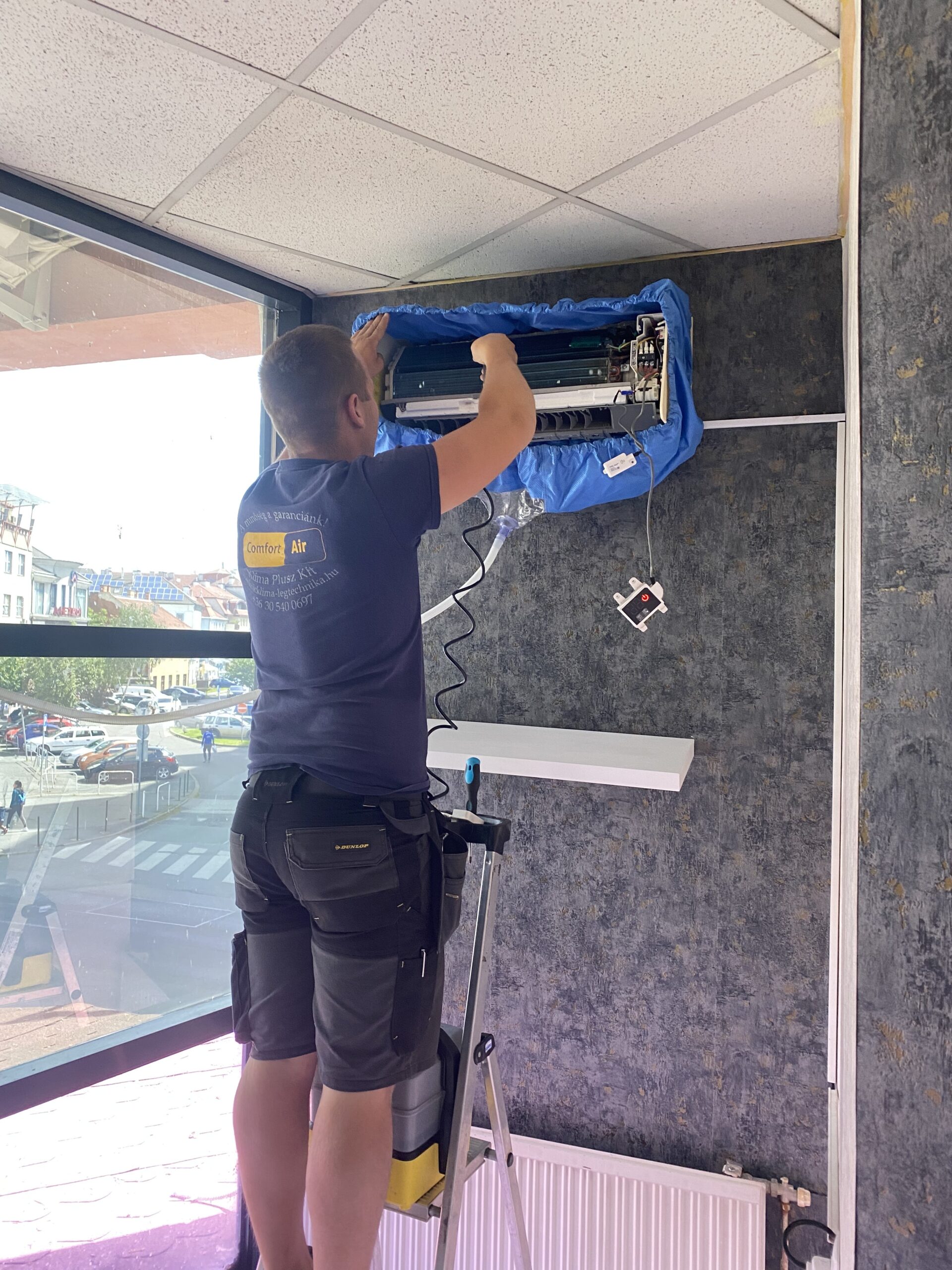 Comfort Klíma szerelő beltéri klímaberendezés tisztítása Miskolcon – precíz és pormentes klímaszerviz létráról