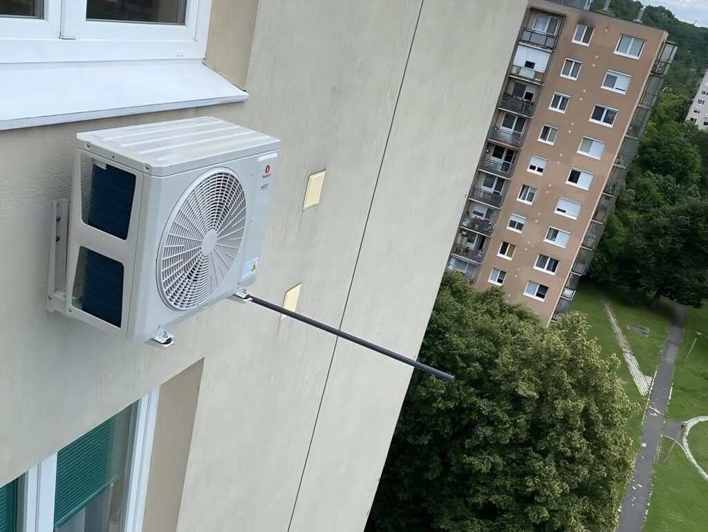 kinti klima felszerelve a panel lakás oldalára magasan