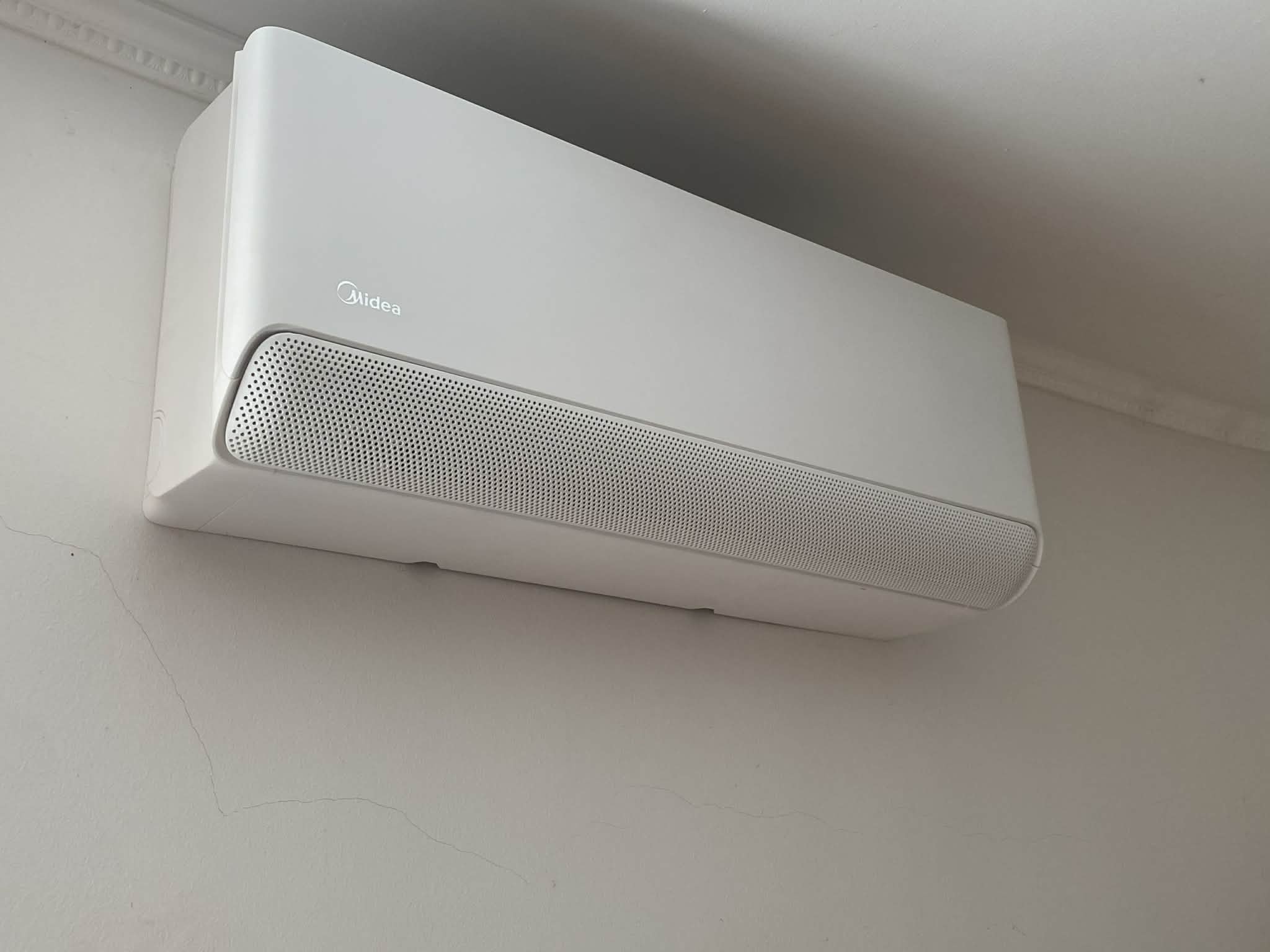 Modern beltéri klíma falra szerelve