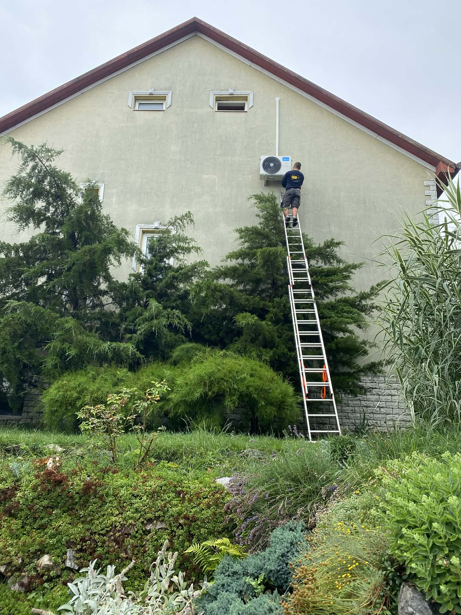 Klímaszerelés magasban létrával