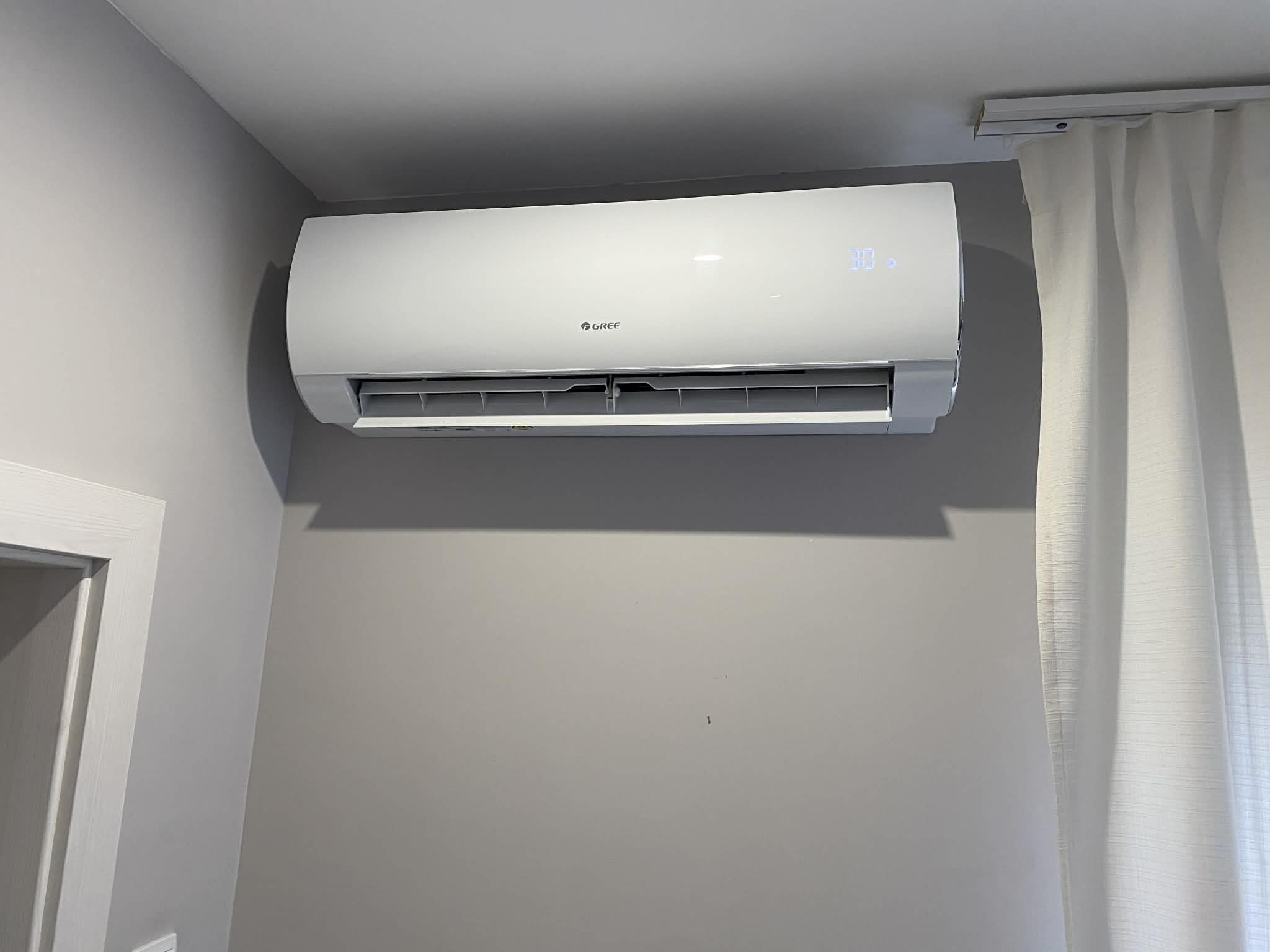 Beltéri klíma fehér falon