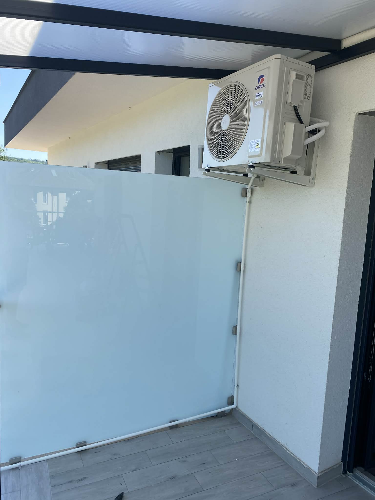 Kültéri klíma üvegfal mellett