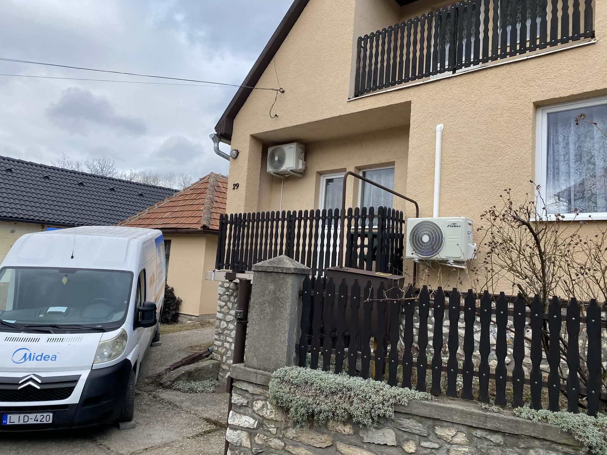 Kültéri egység telepítés családi ház falán