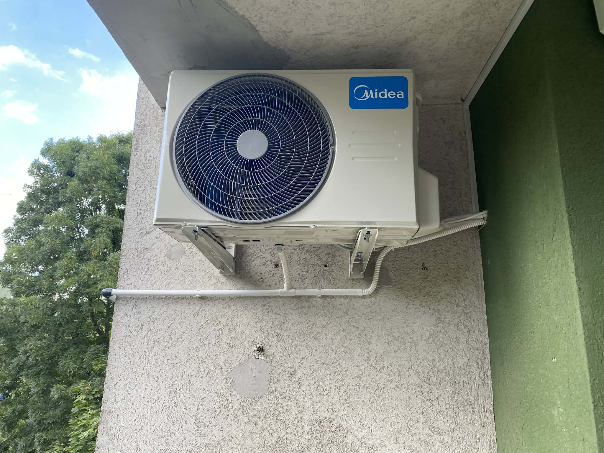 Midea kültéri klíma egység telepítve