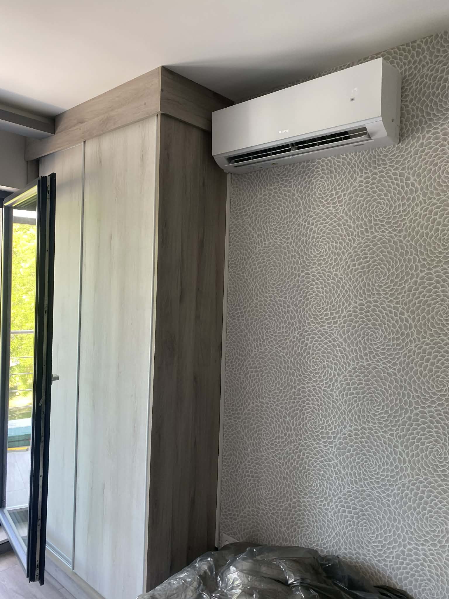 Beltéri klíma gardrób felett