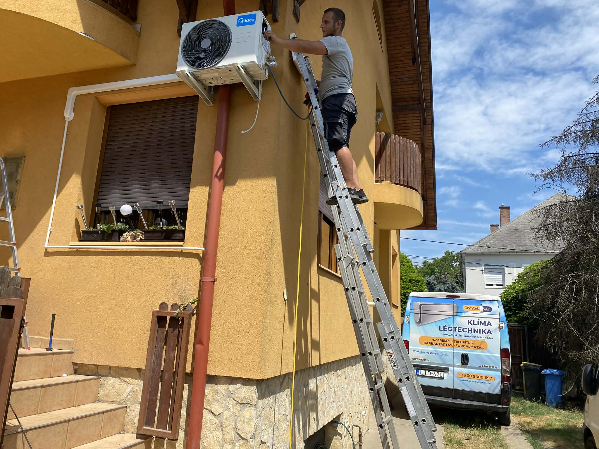 Klímaszerelés homlokzaton létrával