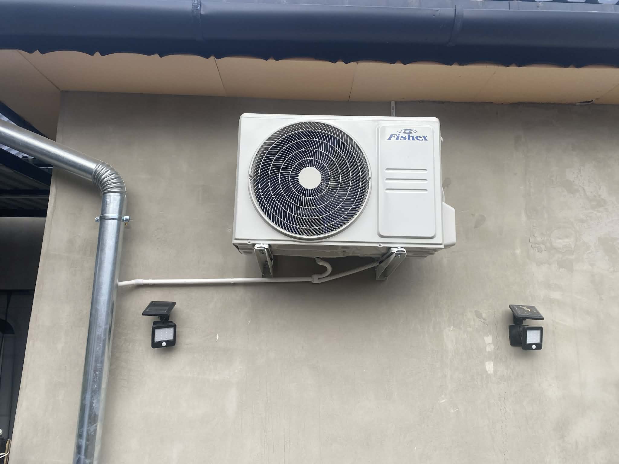 Kültéri egység falon csővezetéssel