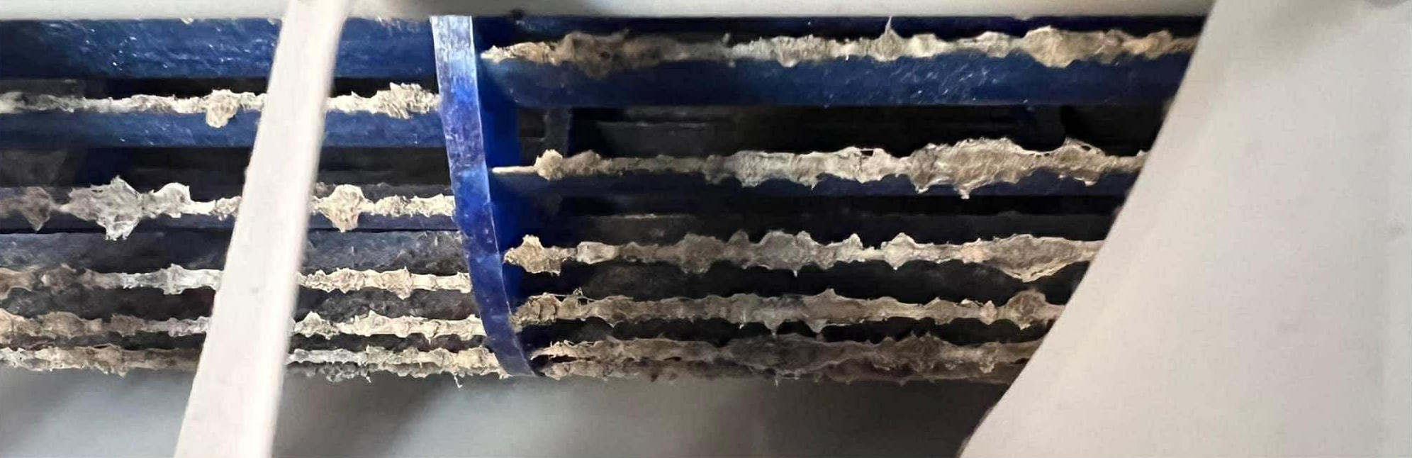 szennyezett klíma hőcserélő porral és penésszel klímatisztítás előtt